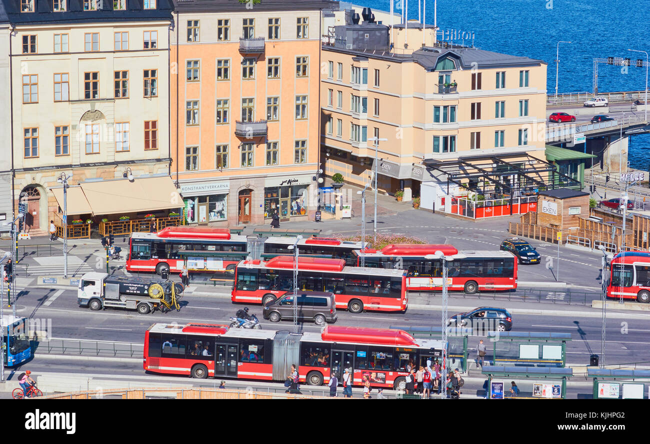 Passeggeri pendolari degli autobus, Slussen, Sodermalm, Stoccolma, Svezia, in Scandinavia. Gli autobus passano sul biogas una fonte di energia rinnovabile. Foto Stock