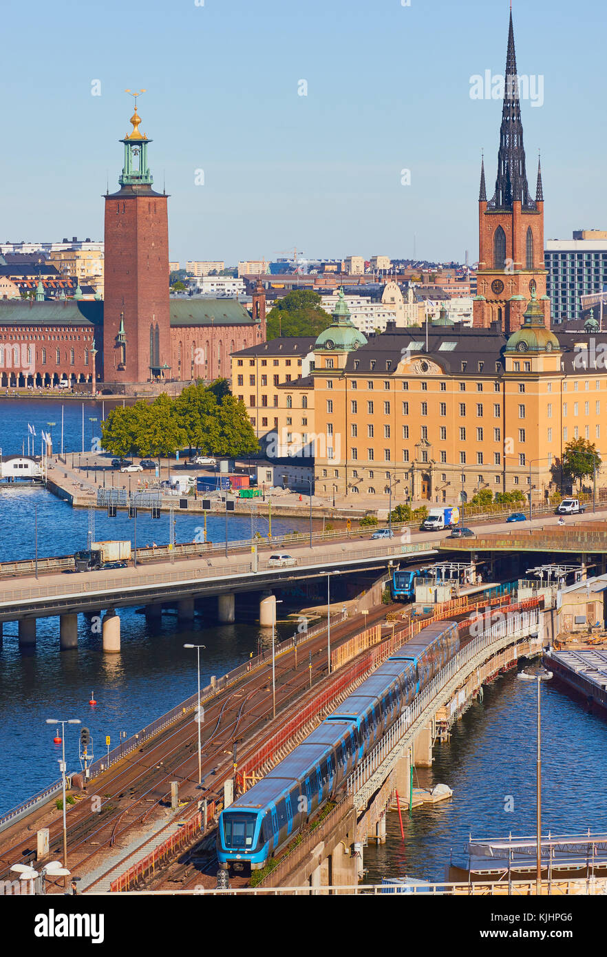 Paesaggio con il Centralbron (Ponte Centrale) un importante percorso di traffico nel centro di Stoccolma e il ponte per le merci e i treni pendolari, Stoccolma, Svezia Foto Stock