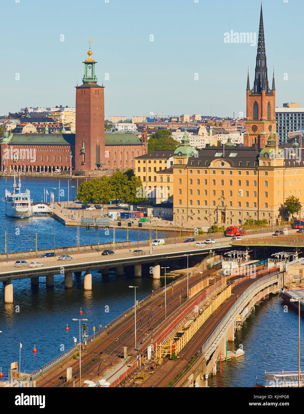 Paesaggio con il Centralbron (Ponte Centrale) un importante percorso di traffico nel centro di Stoccolma e il ponte per le merci e i treni pendolari, Stoccolma, Svezia Foto Stock
