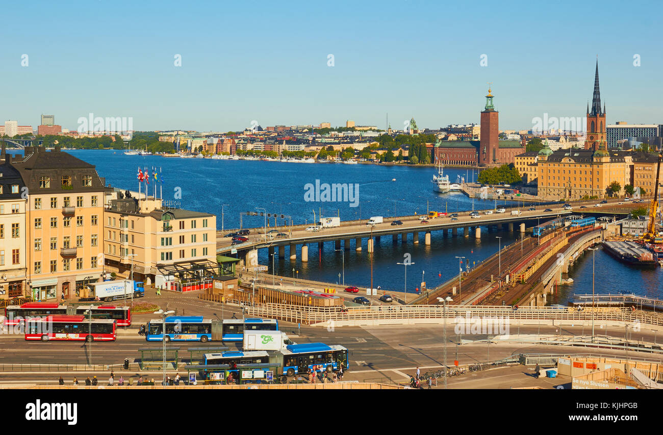 Paesaggio con il Centralbron (Ponte Centrale) un importante percorso di traffico nel centro di Stoccolma e il ponte per le merci e i treni pendolari, Stoccolma, Svezia Foto Stock