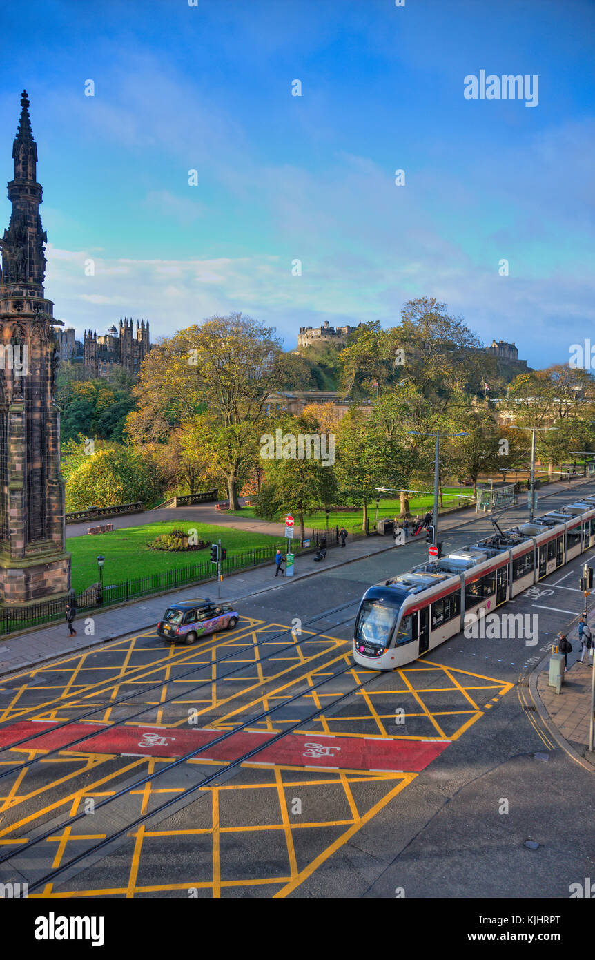 Edinburgh tram su Princes Street, Edinburgh Foto Stock