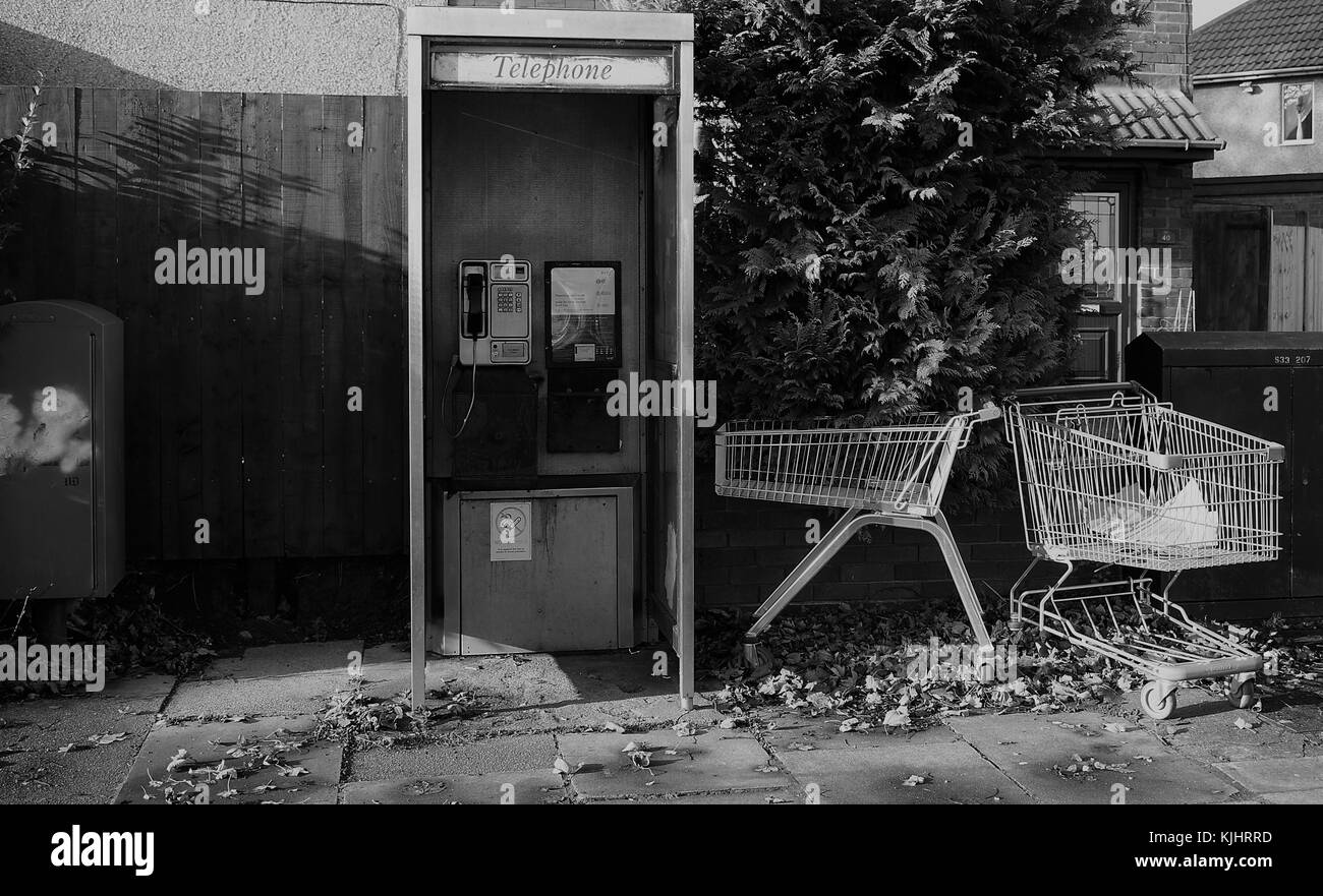 Carrello spesa abbandonata vicino casella telefono Foto Stock