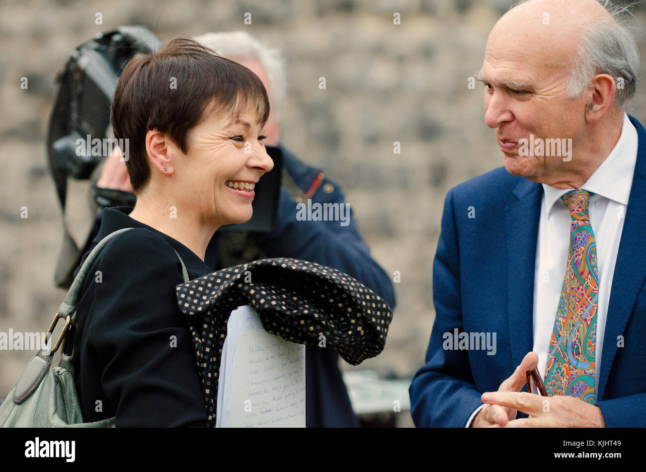 Caroline Lucas MP (Partito dei Verdi co-leader) e Sir Vince il cavo (Lib Dem leader di partito) su College Green, Westminster, discutendo di Philip Hammonds bilancio, Foto Stock