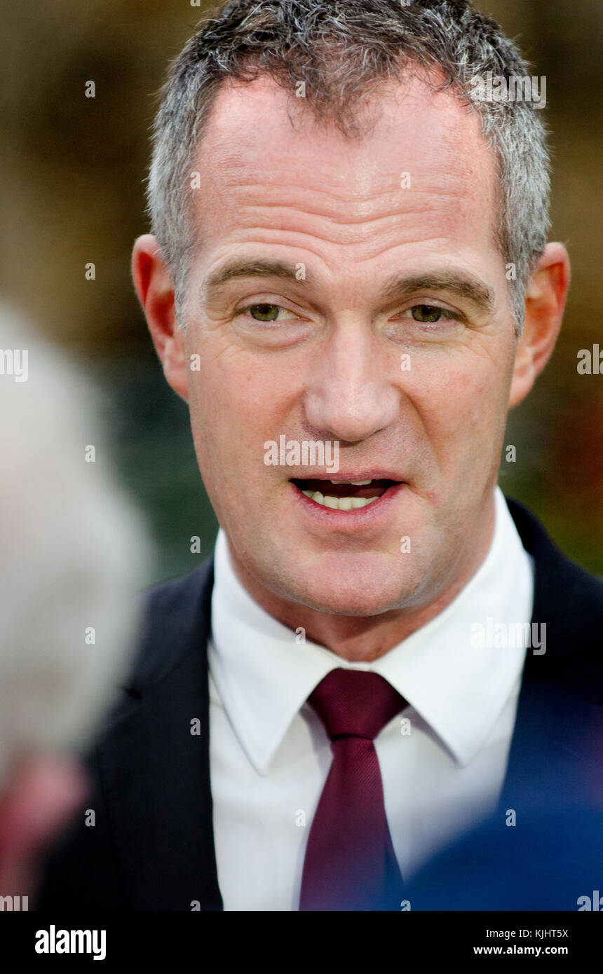 Peter Kyle MP (manodopera; Hove) su College Green, Westminster, discutendo di Philip Hammonds bilancio, 22 novembre 2017 Foto Stock