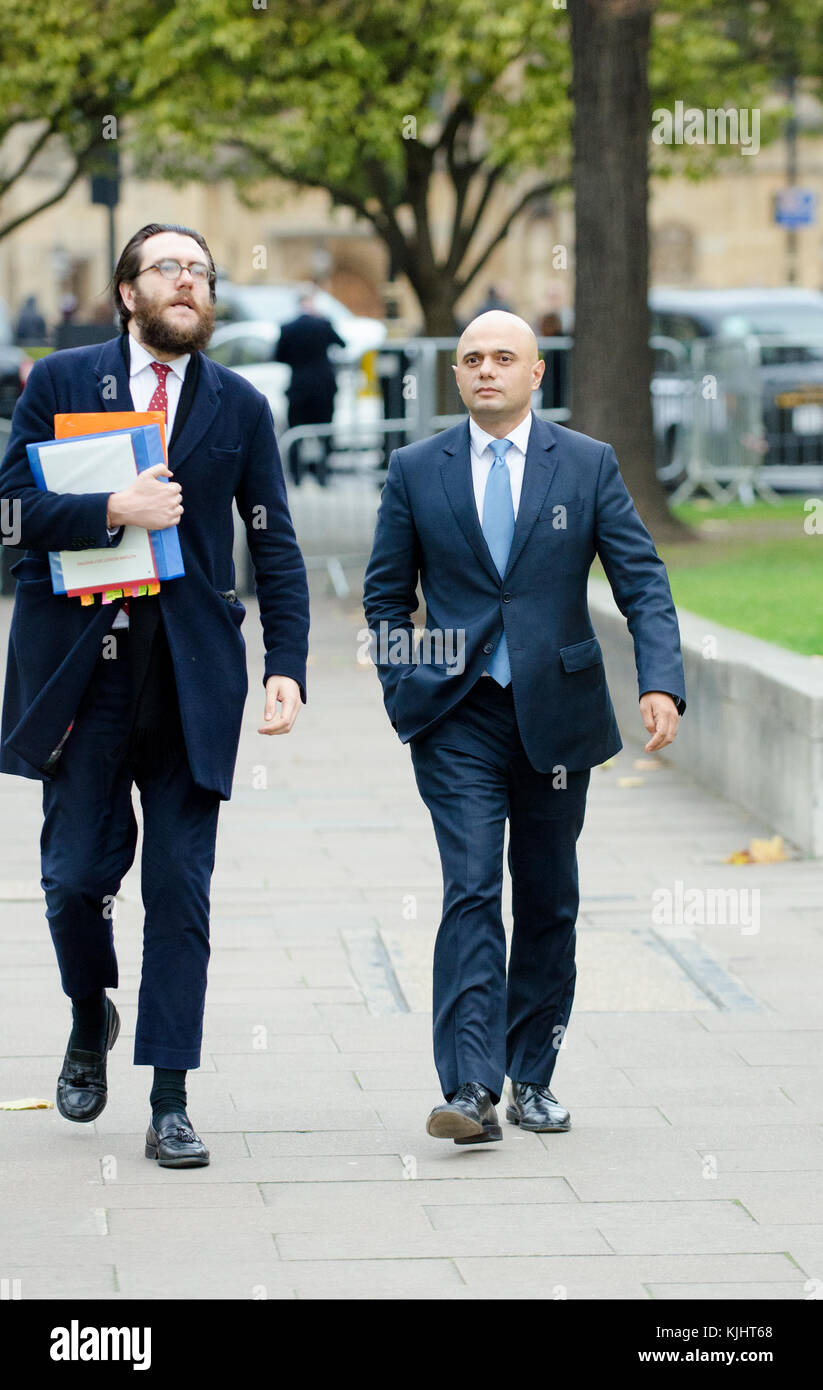 Sajid Javid MP (Cost; il Segretario di Stato per le comunità e il governo locale) in arrivo su College Green, Westminster, per discutere di Philip Hammonds budge Foto Stock
