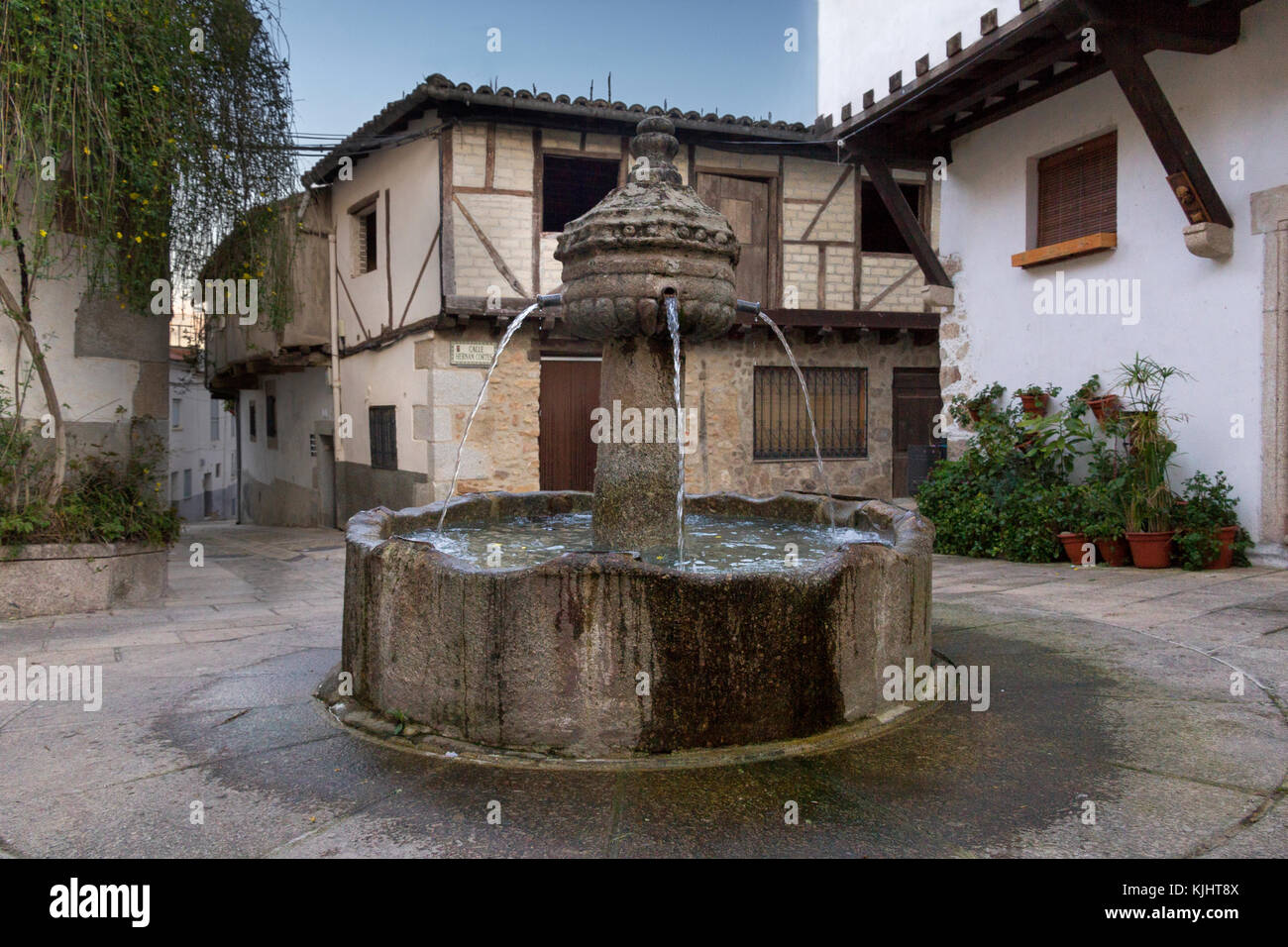 Fuente de los cuatro caños, fontana nel mezzo di una tranquilla piazza solitaria a Garganata la Olla, Estremadura Spagna Foto Stock