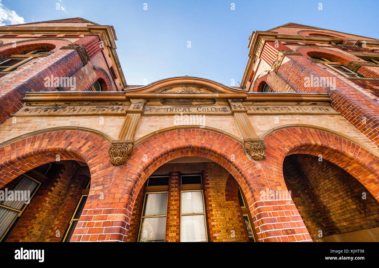 Australia, Nuovo Galles del Sud, Newcastle, ornano la facciata in mattoni a vista dell'ex Trades Hall e Technical College edifici in stile romanico di federazione styl Foto Stock