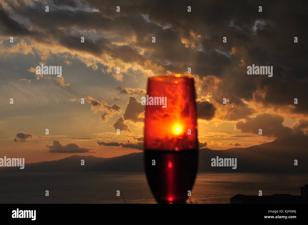 Presso l'odore di un autunno fantasy giorno è accaduto a me per vedere un tramonto meraviglioso attraverso una goccia di vino nel mio bicchiere Foto Stock