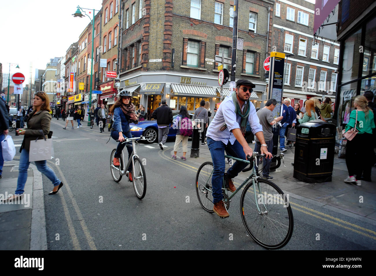 Escursioni in bicicletta su Brick Lane in Shoreditch, Londra, Inghilterra Foto Stock