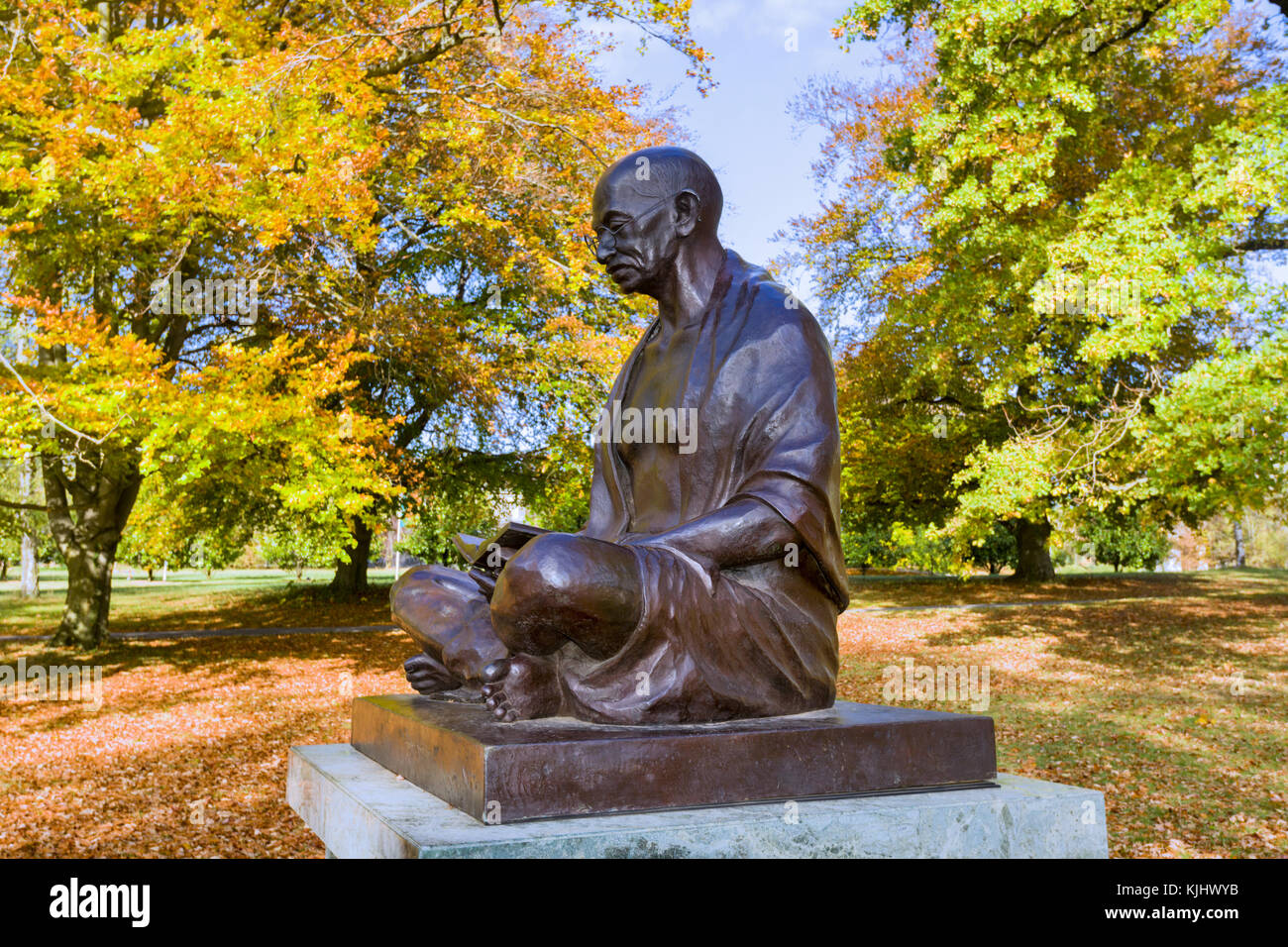 Ginevra, Svizzera - 30 Ottobre 2017 : busto del Mahatma Gandhi nel Ariana park.L'iscrizione invita alla meditazione: 'My la vita è il mio messaggio'. Foto Stock