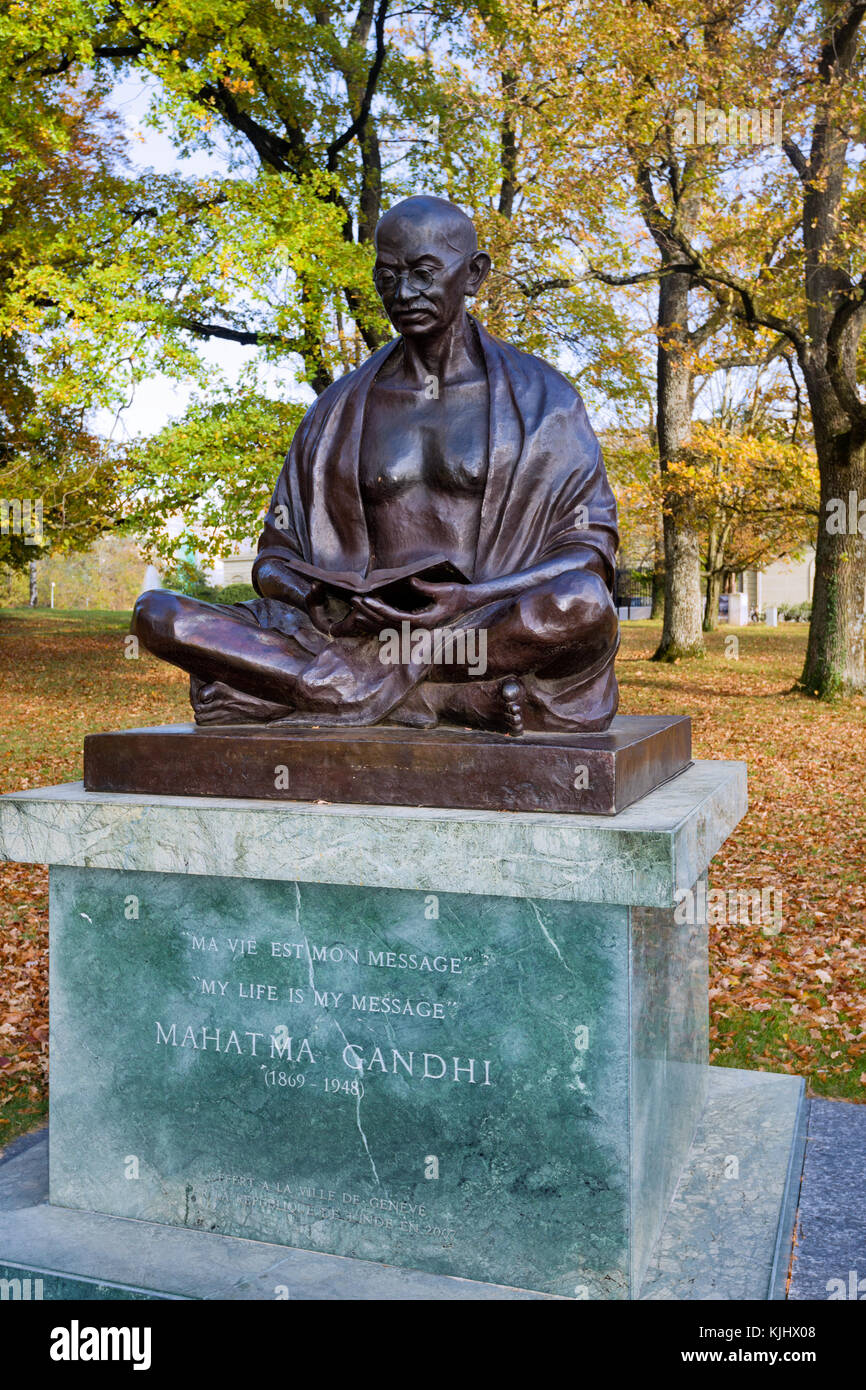 Ginevra, Svizzera - 30 Ottobre 2017 : busto del Mahatma Gandhi nel Ariana park.L'iscrizione invita alla meditazione: 'My la vita è il mio messaggio'. Foto Stock