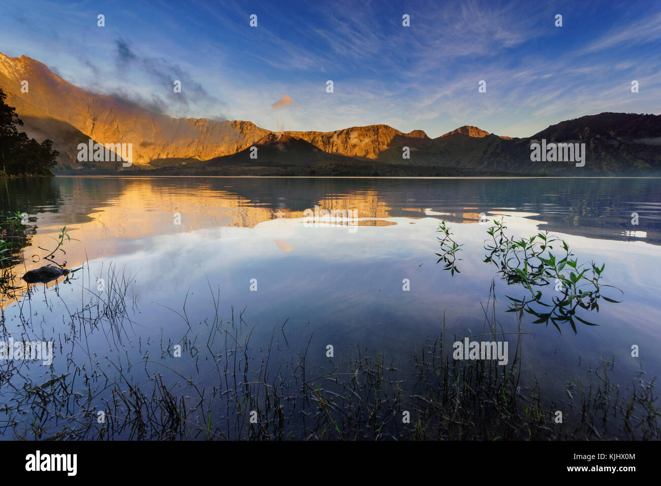 Mount Rinjani riflesso in un lago, Lombok, West Nusa Tenggara, Indonesia Foto Stock
