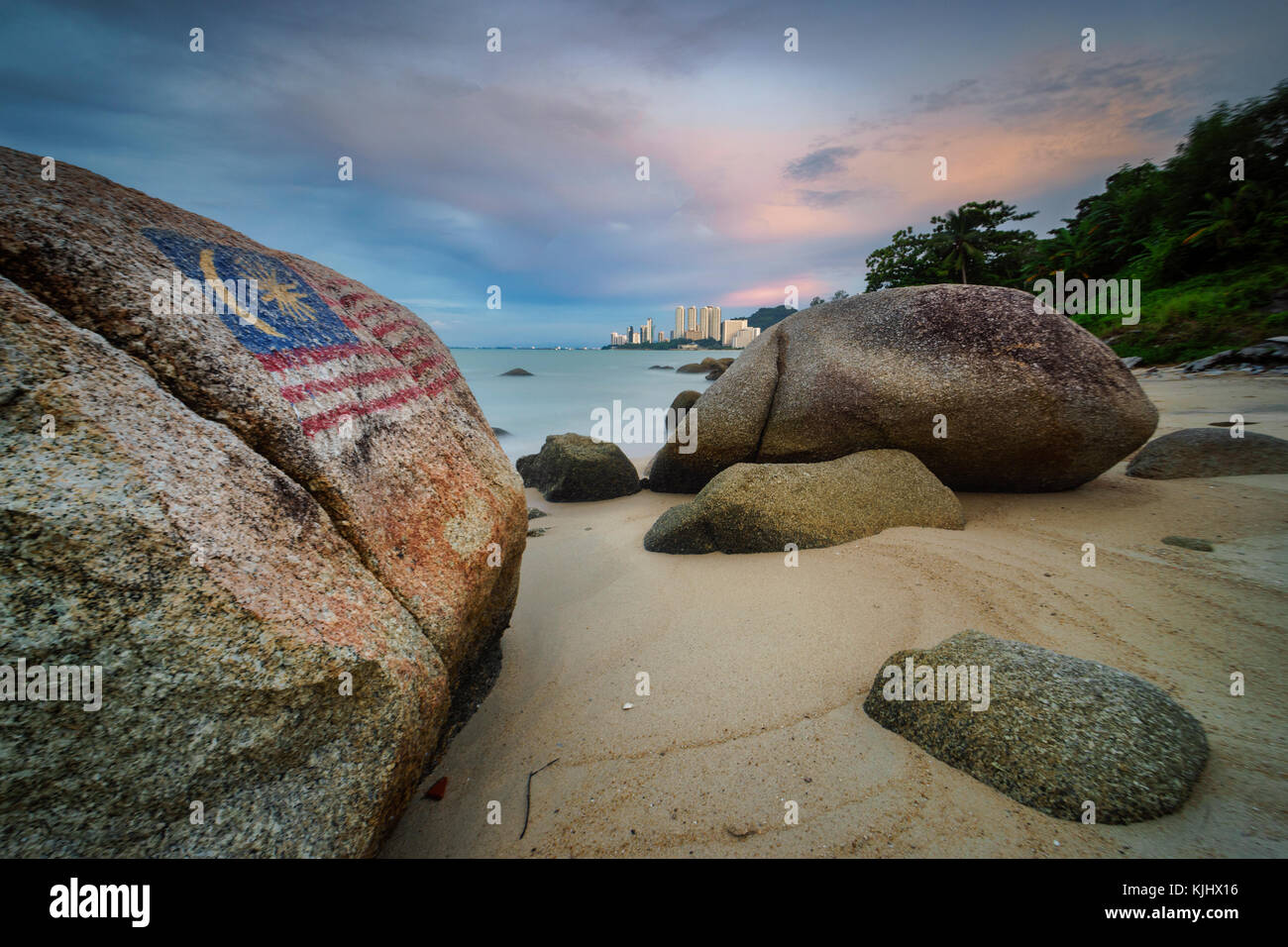 Bandiera malese dipinta su una roccia sul Shamrock beach, George Town, Penang, Malaysia Foto Stock