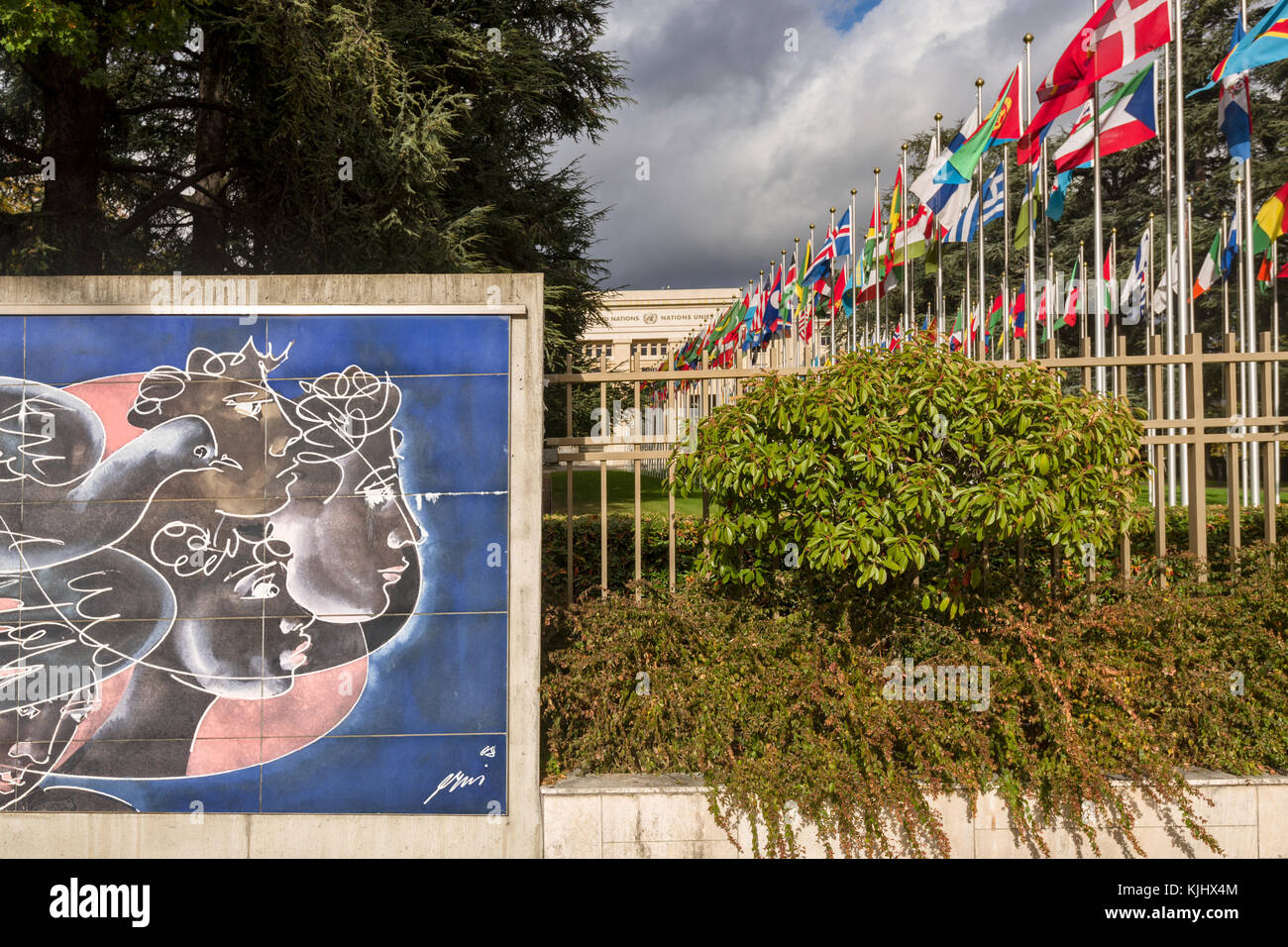 Al posto delle Nazioni vi piace il fresco de la Paix, un immenso mosaico in ceramica realizzato dall'artista svizzero Hans Herni Foto Stock