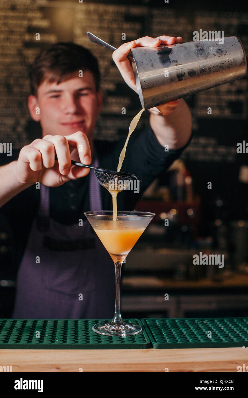 Il barman prepara un cocktail Foto Stock