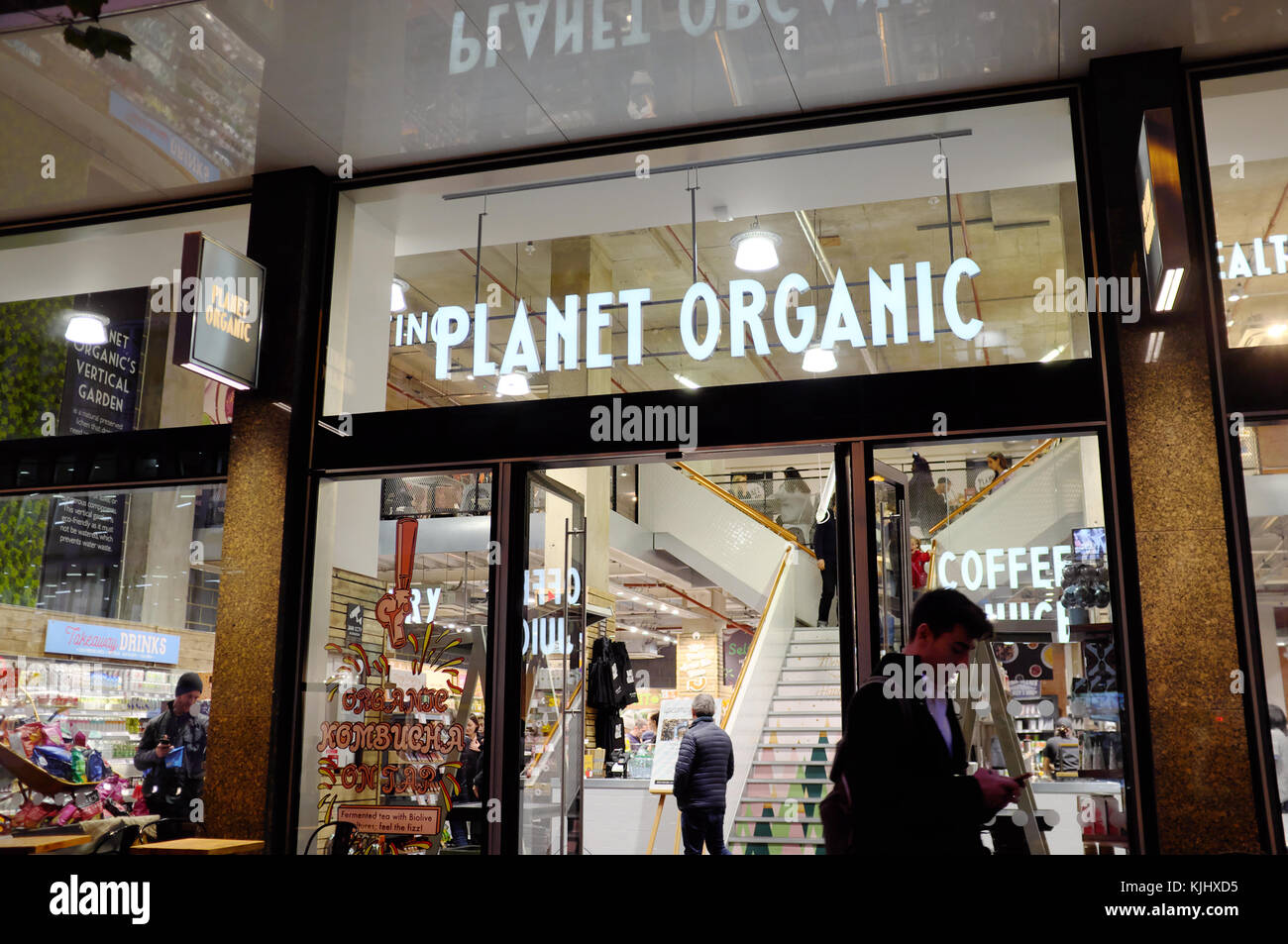 Planet Organic store su Tottenham Court Road, Londra, Inghilterra Foto Stock