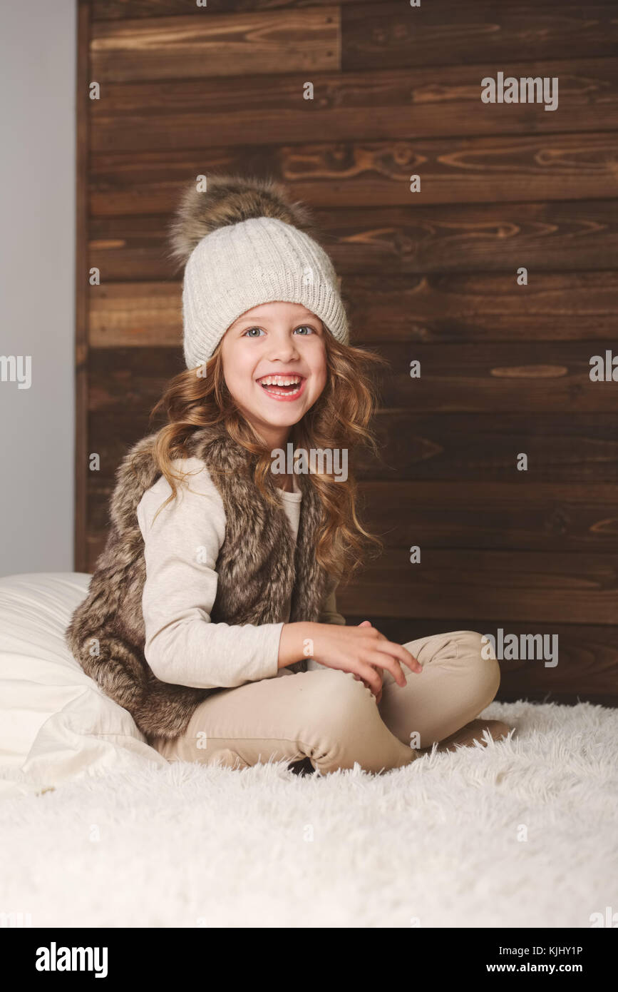 Carino bambina con berretto lavorato a maglia Foto Stock