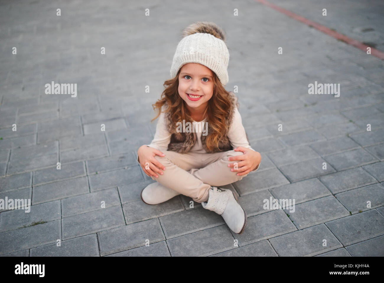 Carino bambina con berretto lavorato a maglia Foto Stock