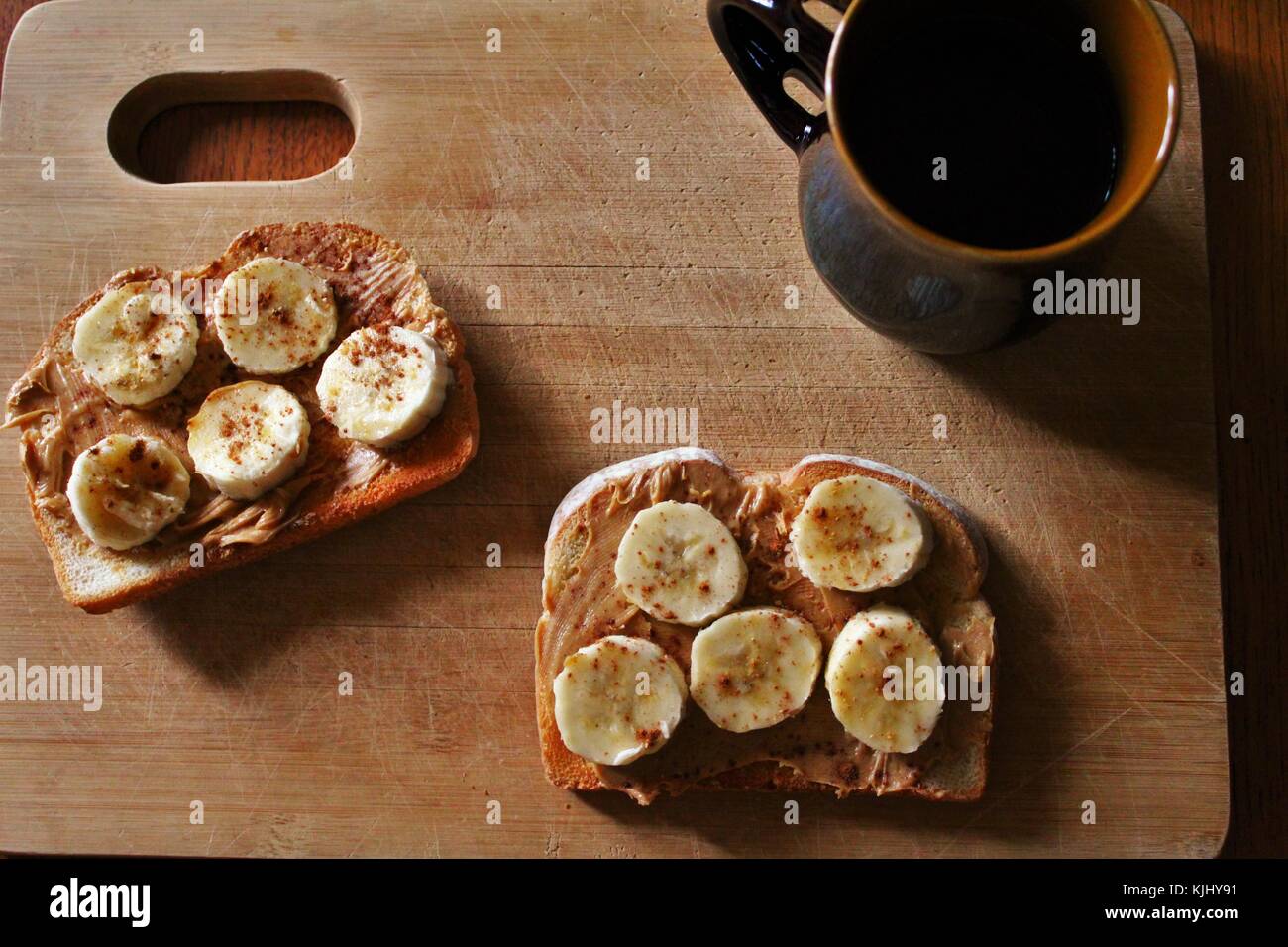 Banana e burro di arachidi toast con caffè nero Foto Stock