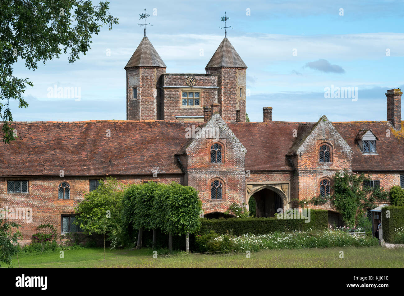 Il castello di Sissinghurst giardino (c 1560) CRANBROOK Kent REGNO UNITO Foto Stock