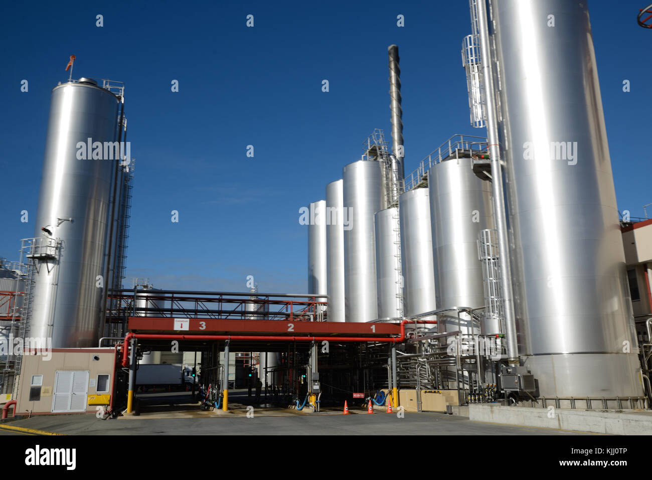 HOKITIKA, Nuova Zelanda, 27 giugno, 2016: sili di stoccaggio al Westland fabbrica di prodotti lattiero-caseari in Hokitika, Nuova Zelanda pronto per le consegne di latte fresco Foto Stock