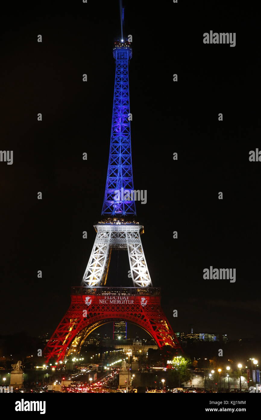 Torre Eiffel illuminata con i colori della bandiera francese dopo il nov. 2016 attacchi terroristici. La Francia. Foto Stock