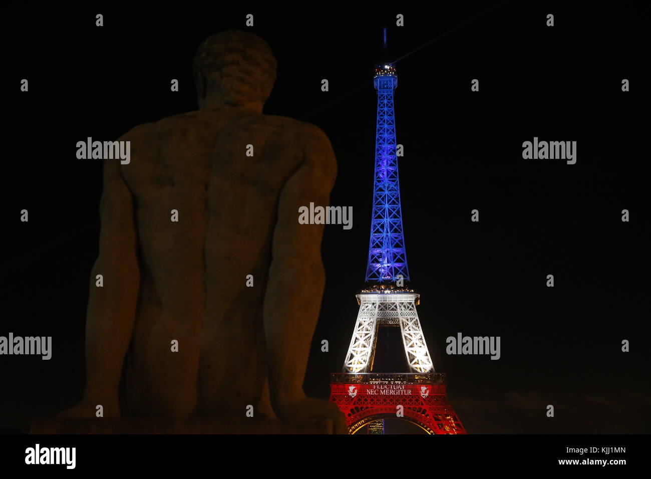 Torre Eiffel illuminata con i colori della bandiera francese dopo il nov. 2016 attacchi terroristici. La Francia. Foto Stock