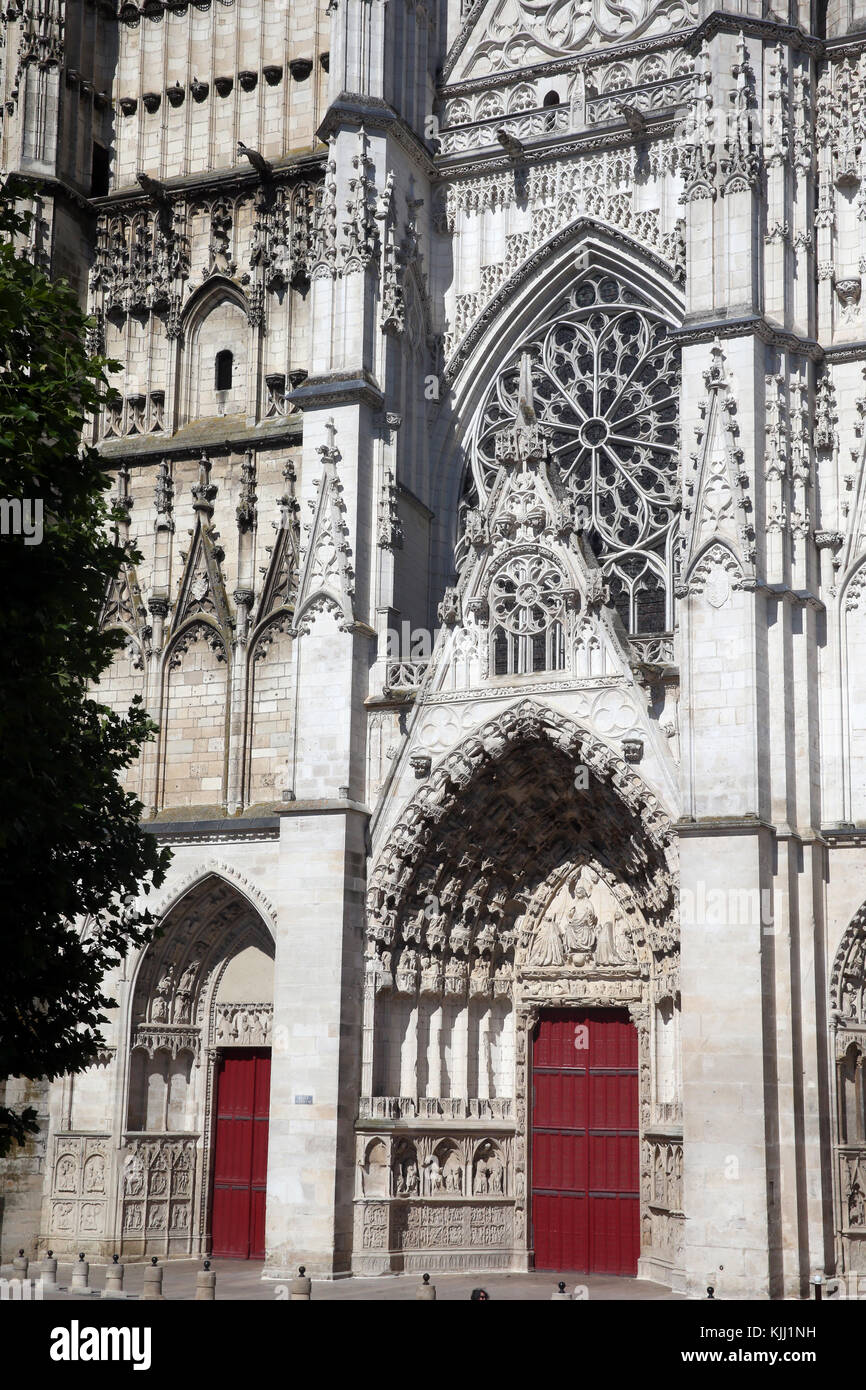 Auxerre cattedrale dedicata a Santo Stefano. Fronte ovest. La Francia. Foto Stock