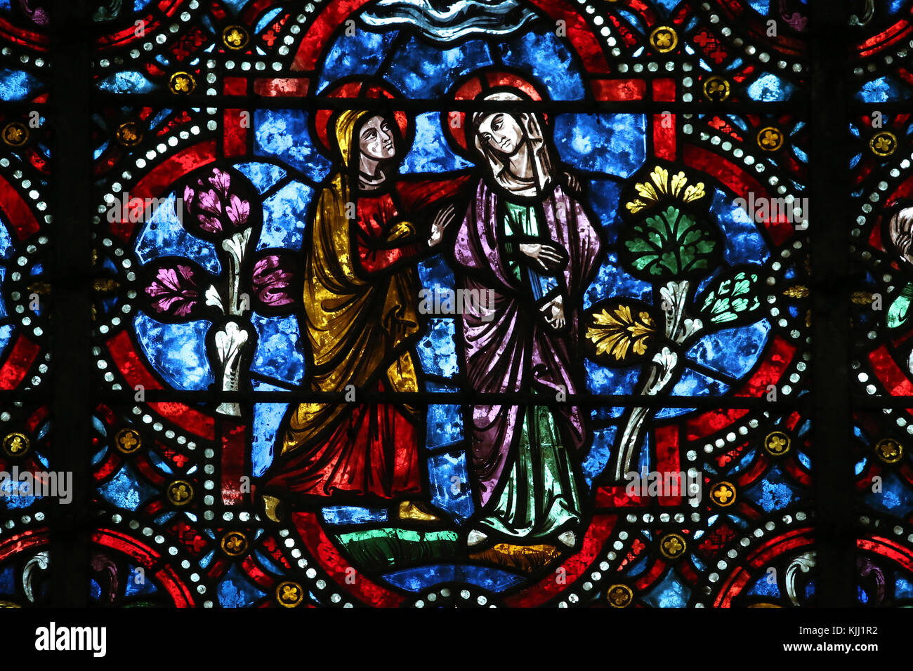 Auxerre cattedrale dedicata a Santo Stefano. Finestra di vetro colorato. La Visitazione è la visita di Maria ad Elisabetta come registrate nel Vangelo di L Foto Stock
