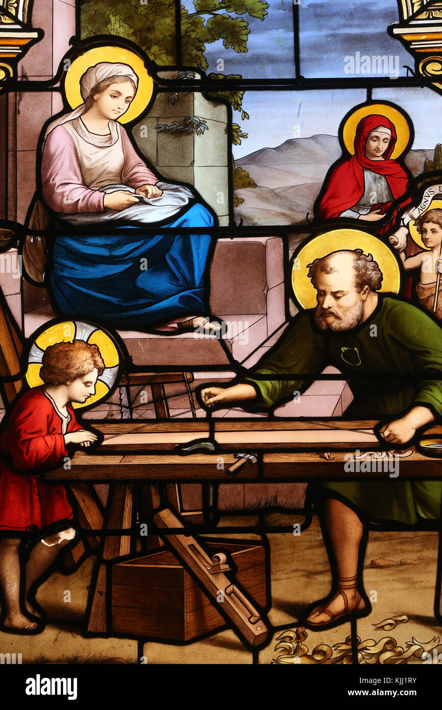 La chiesa di San Martino. Finestra di vetro colorato. la santa famiglia in San Giuseppe laboratorio di falegnameria. Avallon. La Francia. Foto Stock