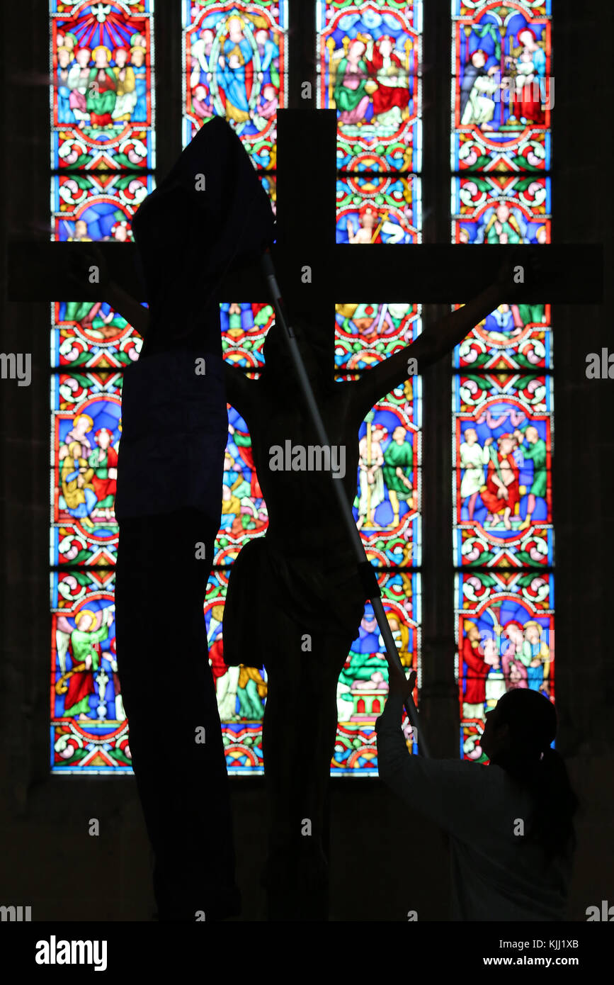 Saint Fargeau chiesa. Finestra di vetro colorato. Gesù sulla croce. La crocifissione. La settimana santa. Un crocifisso è velata per la Quaresima. La Francia. Foto Stock