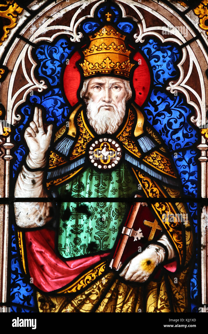 Saint Fargeau chiesa. Finestra di vetro colorato. Papa Alessandro I. FRANCIA. Foto Stock