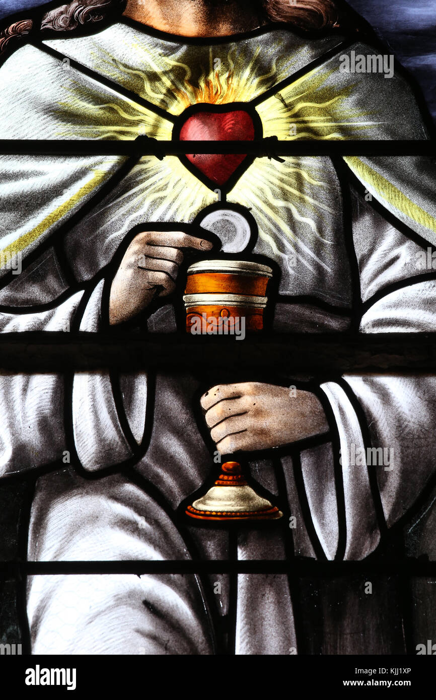 Chiesa Mezilles. Finestra di vetro colorato. Il Sacro Cuore di Gesù. La Francia. Foto Stock