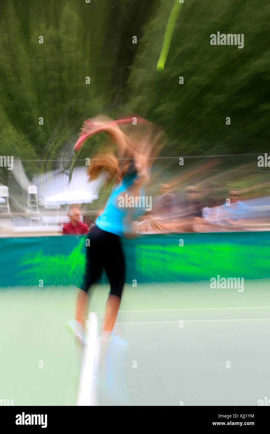 Giocatore di Tennis di colpire la sfera su una corte. La Francia. Foto Stock