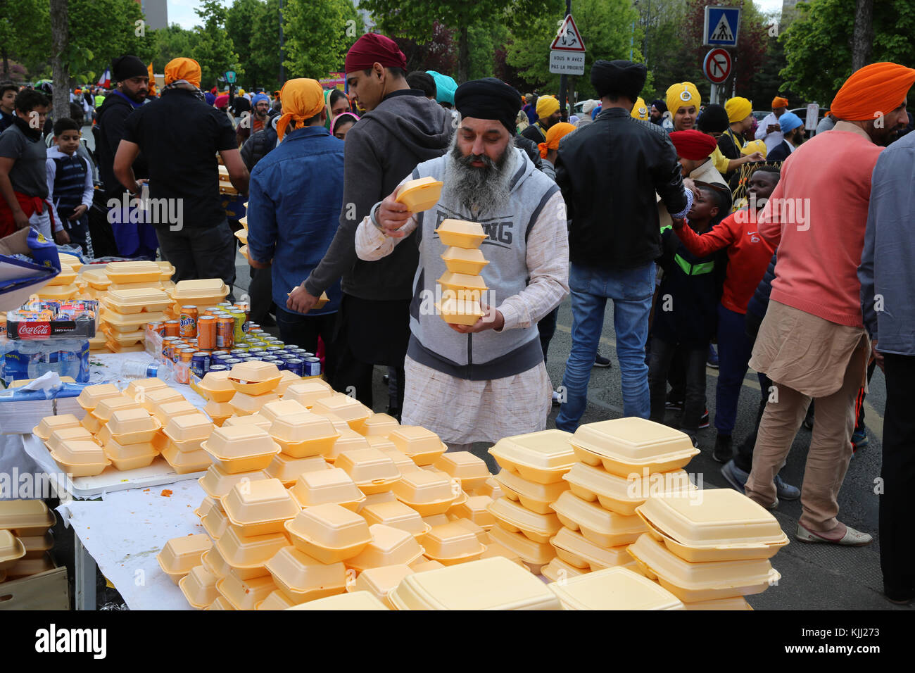 I sikh celebra Vaisakhi festival in Bobigny, Francia. Libera la distribuzione di cibo. Foto Stock