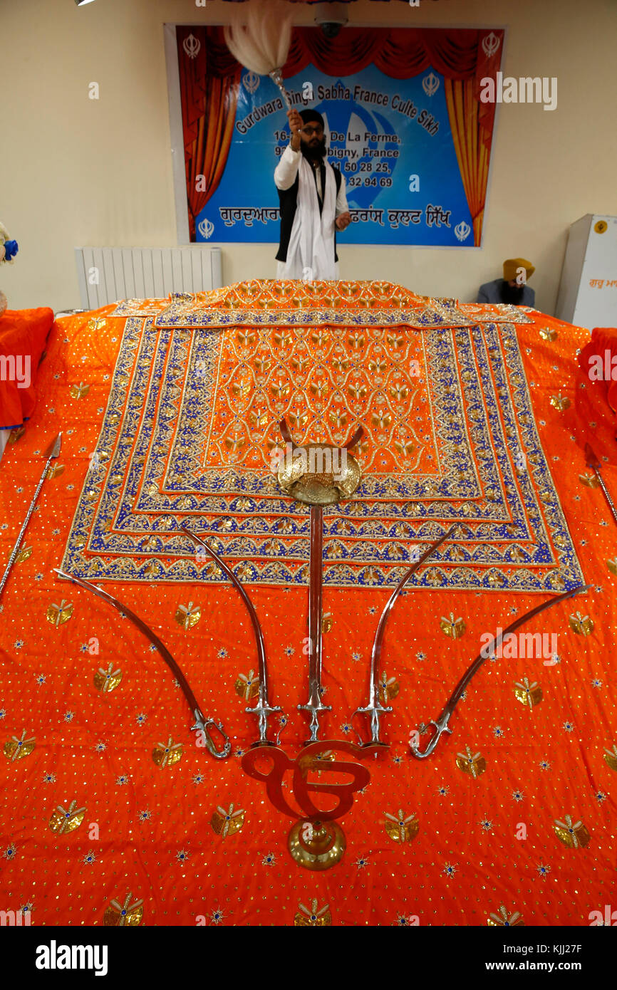 Gurdwara Sikh singh sabha di Bobigny, Francia. Sacrario principale. Foto Stock