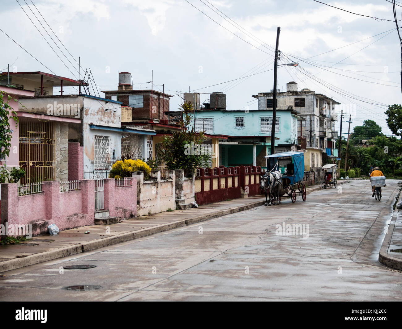 Holguin, Cuba - Settembre 2017: tipica strada di Holguin. Cavallo e Carrozza di trasporto. Foto Stock