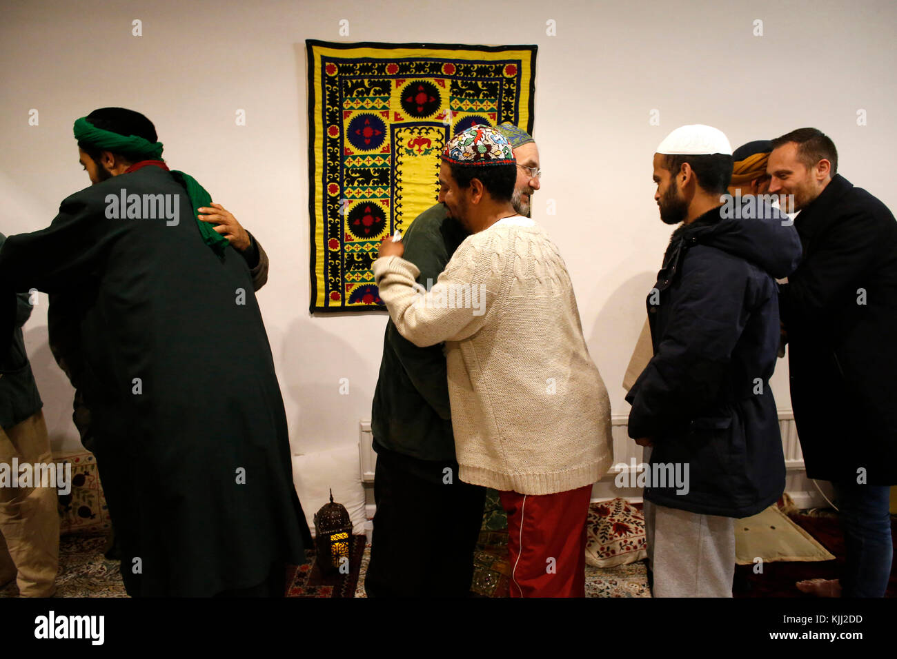 I Sufi Naqshbandi saluto uno un altro in La Maison Soufie, Francia. Foto Stock