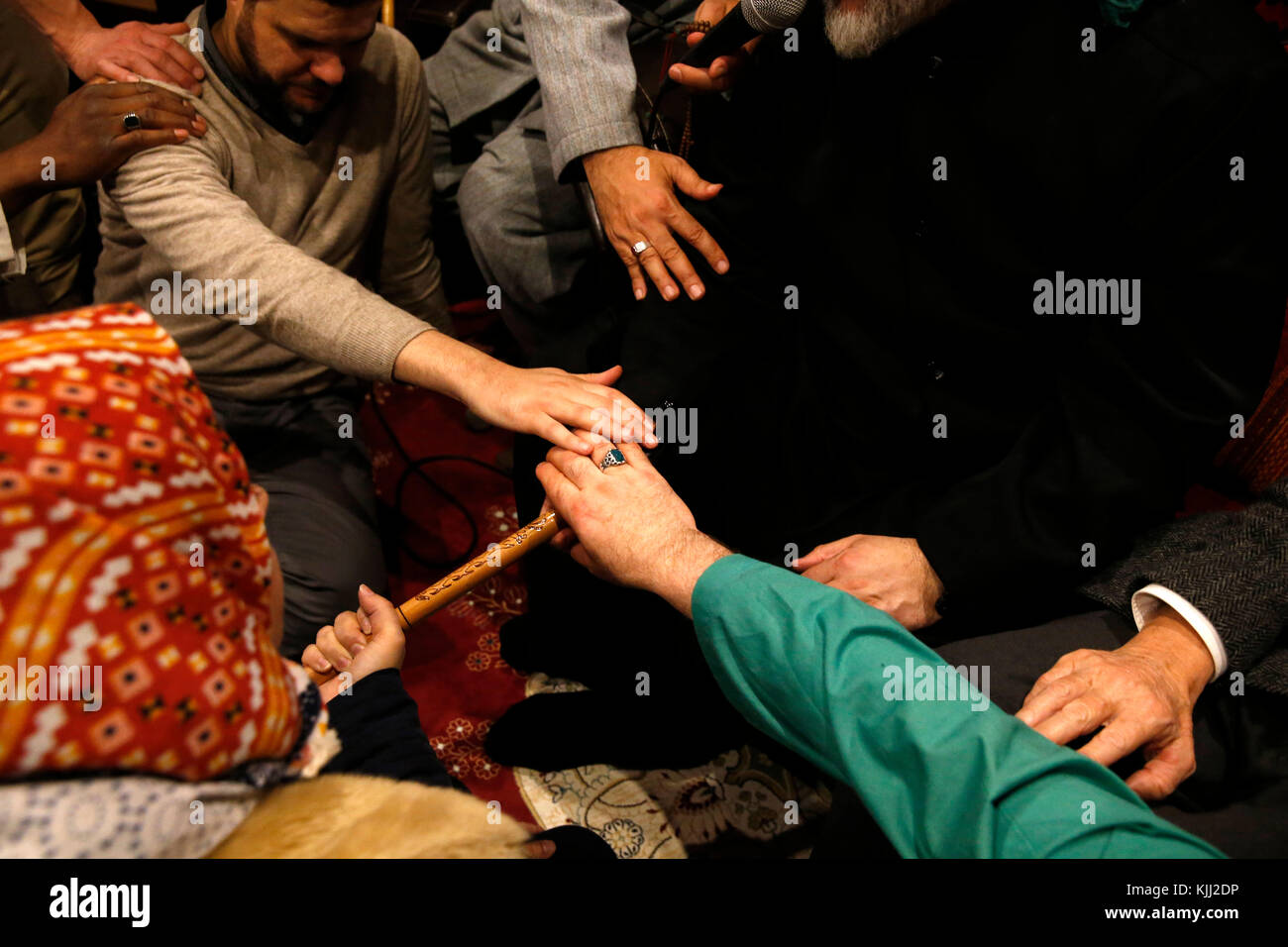 I Sufi Naqshbandi eseguendo il bayah (bonding) rituale La Maison Soufie, Francia. Foto Stock