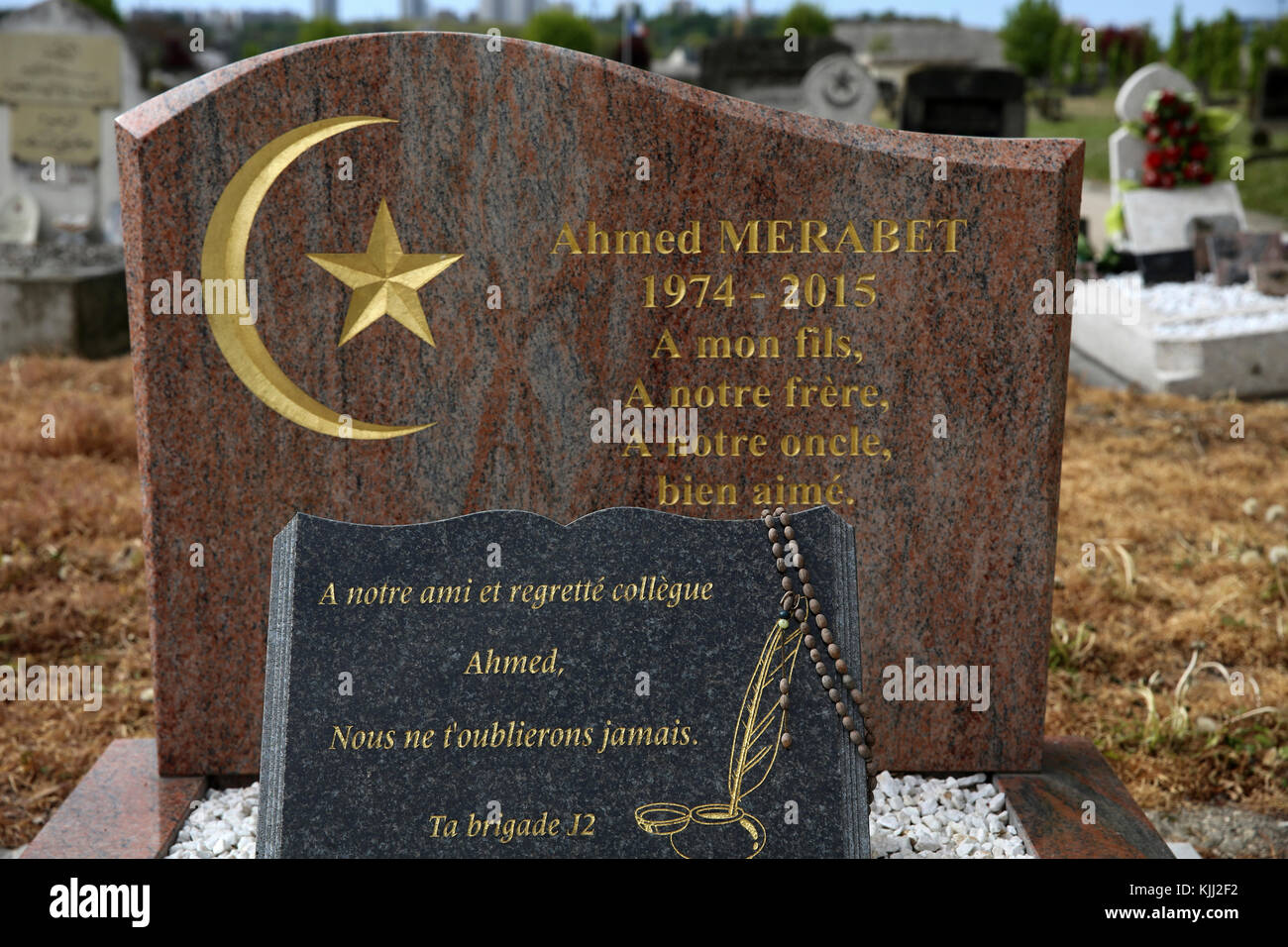 Cimitero musulmano di Bobigny, Francia. Ahmet Merabet's grave (prima vittima del Charlie Hebdo omicidi). Foto Stock