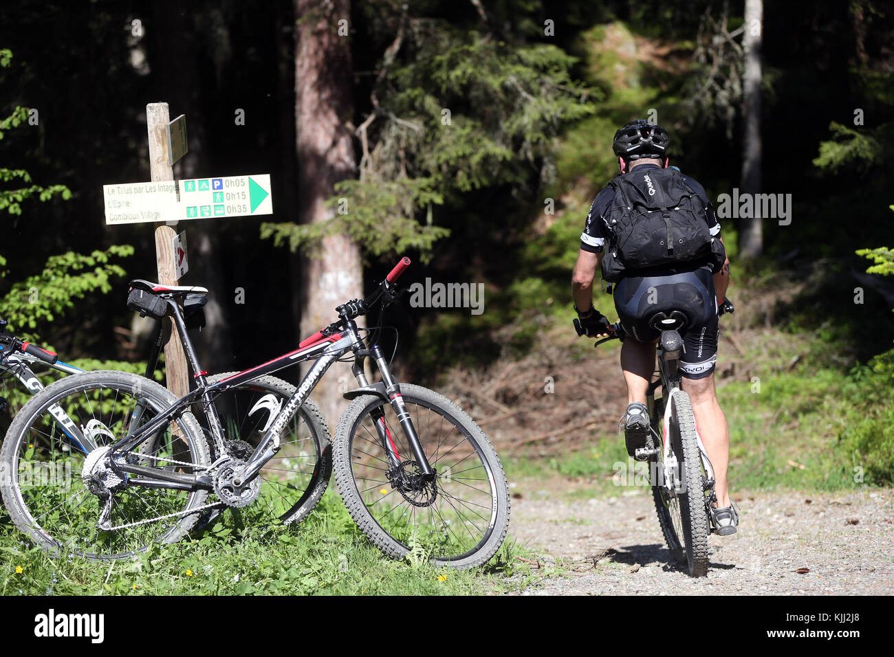 Mountain bike race nelle Alpi francesi. La Francia. Foto Stock