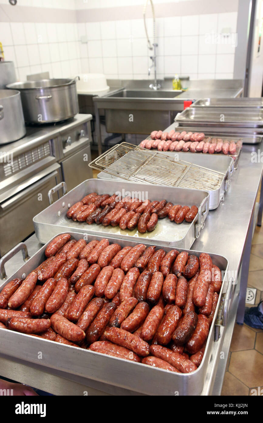 Diots di cottura di una cucina. Un diot è un insaccato dalla regione francese della Savoia. La Francia. Foto Stock