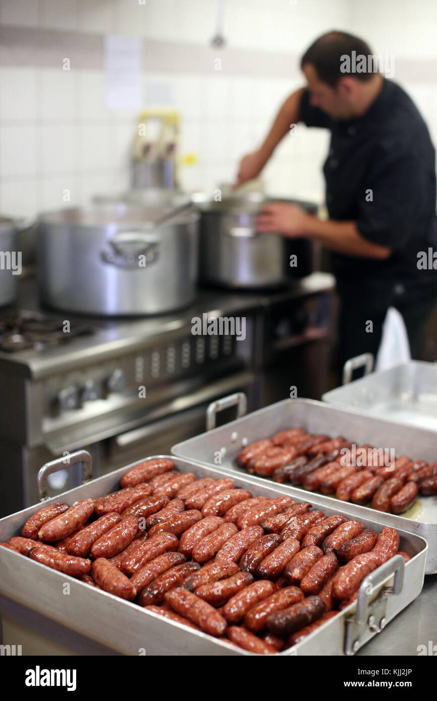 Diots di cottura di una cucina. Un diot è un insaccato dalla regione francese della Savoia. La Francia. Foto Stock