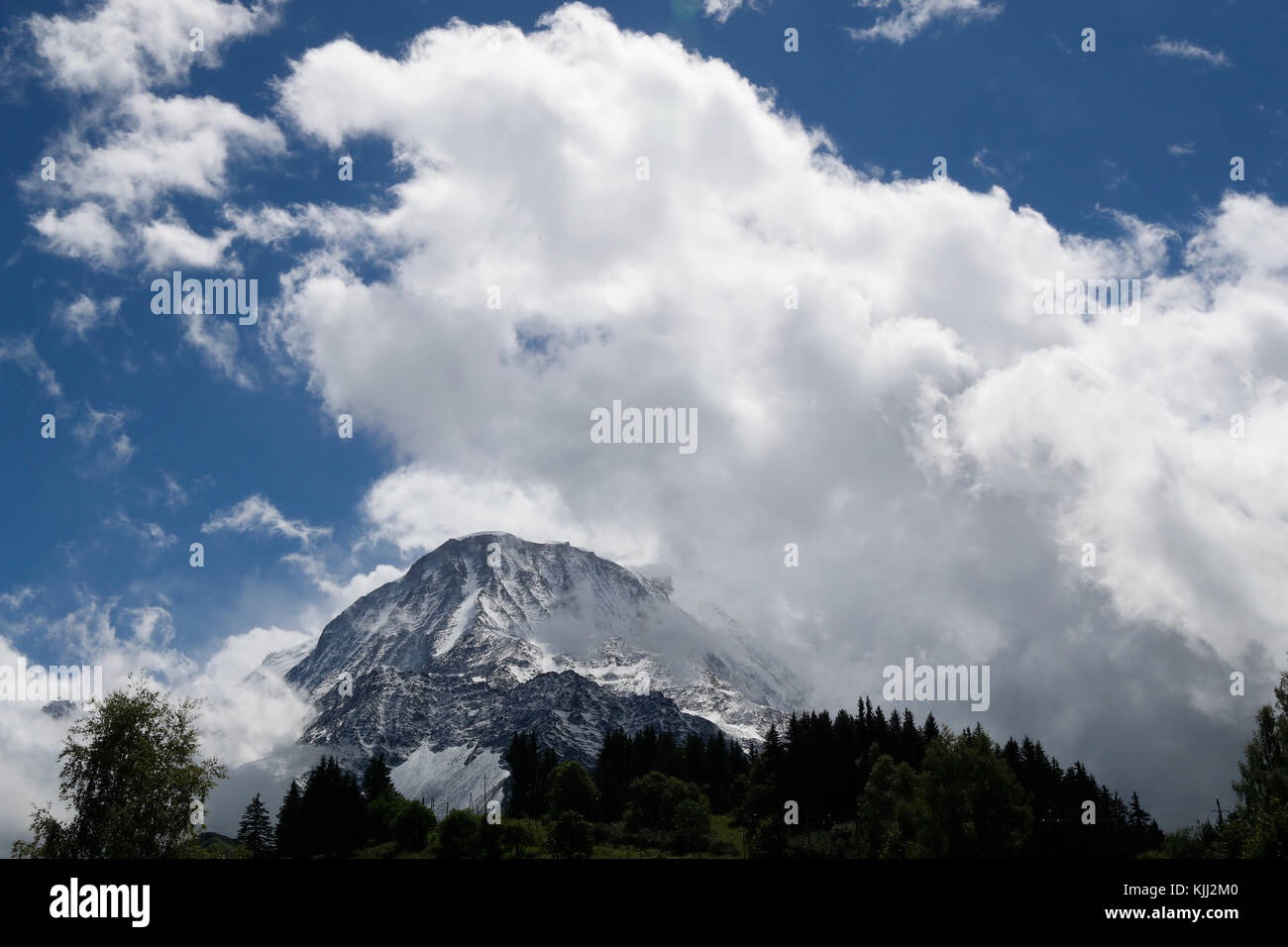 Massiccio del Monte Bianco. Nuvole bianche e blu del cielo. La Francia. Foto Stock