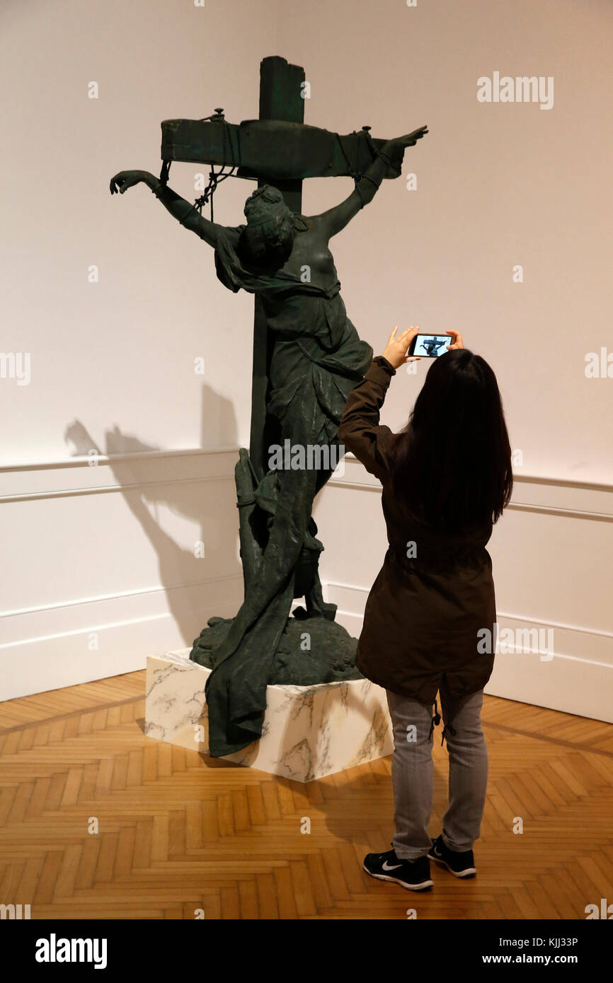 Museo di Arte Moderna di Roma. Emilio Franceschi, Eulalia cristiana 1880. Visitatore prendendo un telefono cellulare foto. L'Italia. Foto Stock