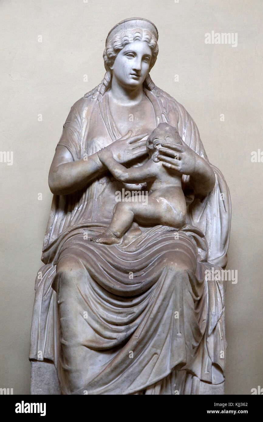 Musei Vaticani a Roma. La statua della dea allattando un bambino (eventualmente Isis Arpocrate di alimentazione). I secolo A.C. L'Italia. Foto Stock