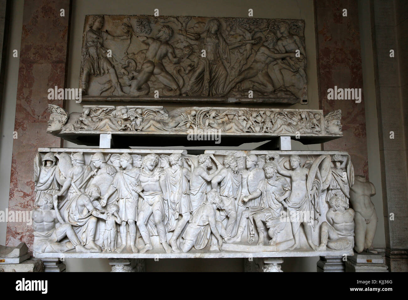 Musei Vaticani a Roma. Museo Pio Clementino. Sarcofago. Trionfo militare. Barbari sconfitto da un generale romano. L'Italia. Foto Stock