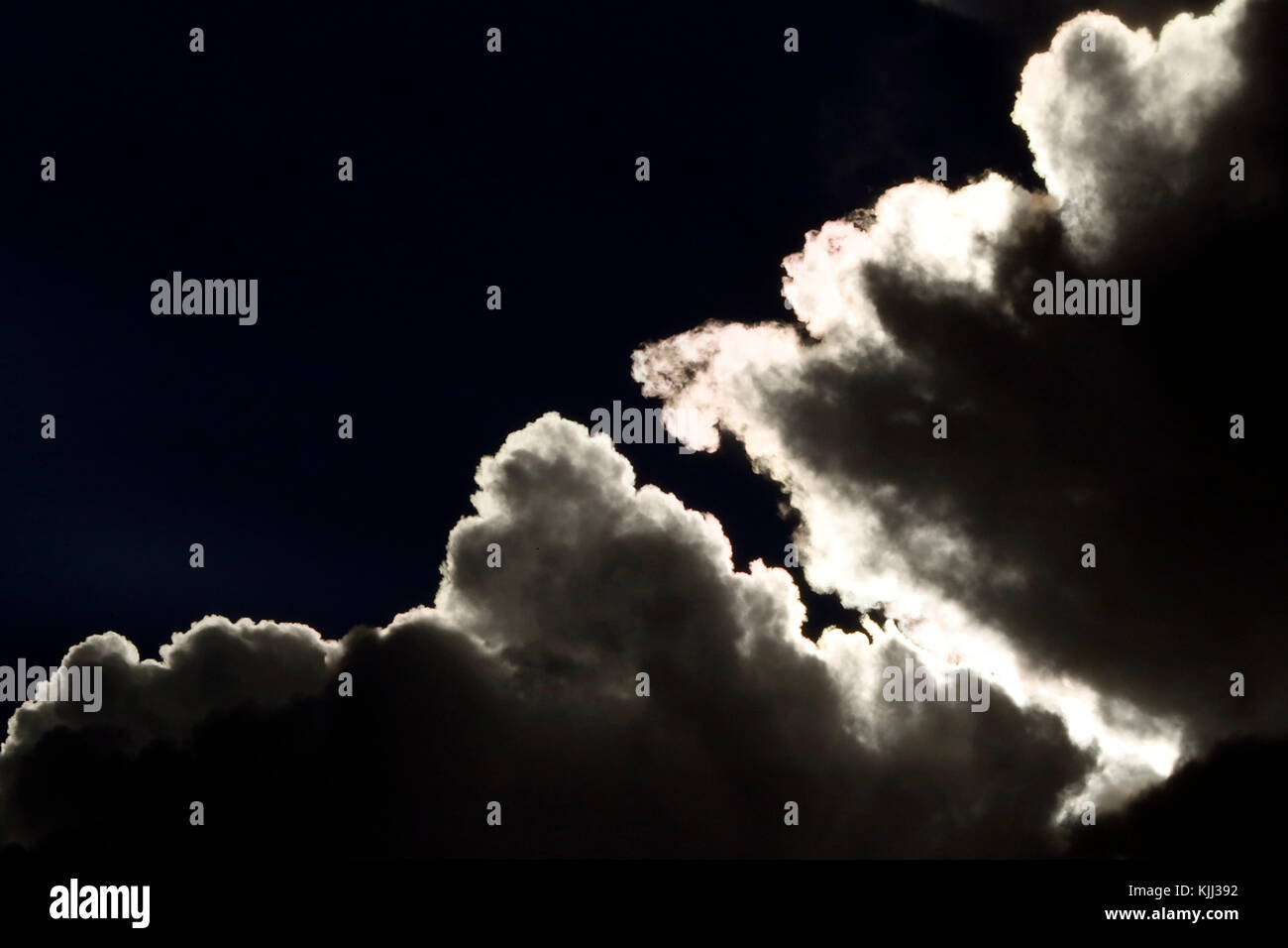 Drammatica nuvole nel cielo durante il tramonto. Kenya. Foto Stock