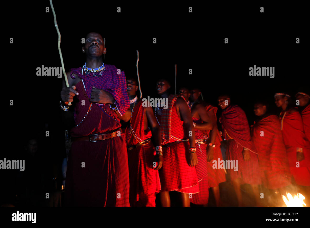 Masai persone ballo dal fuoco. Masai Mara Game Reserve. Kenya. Foto Stock