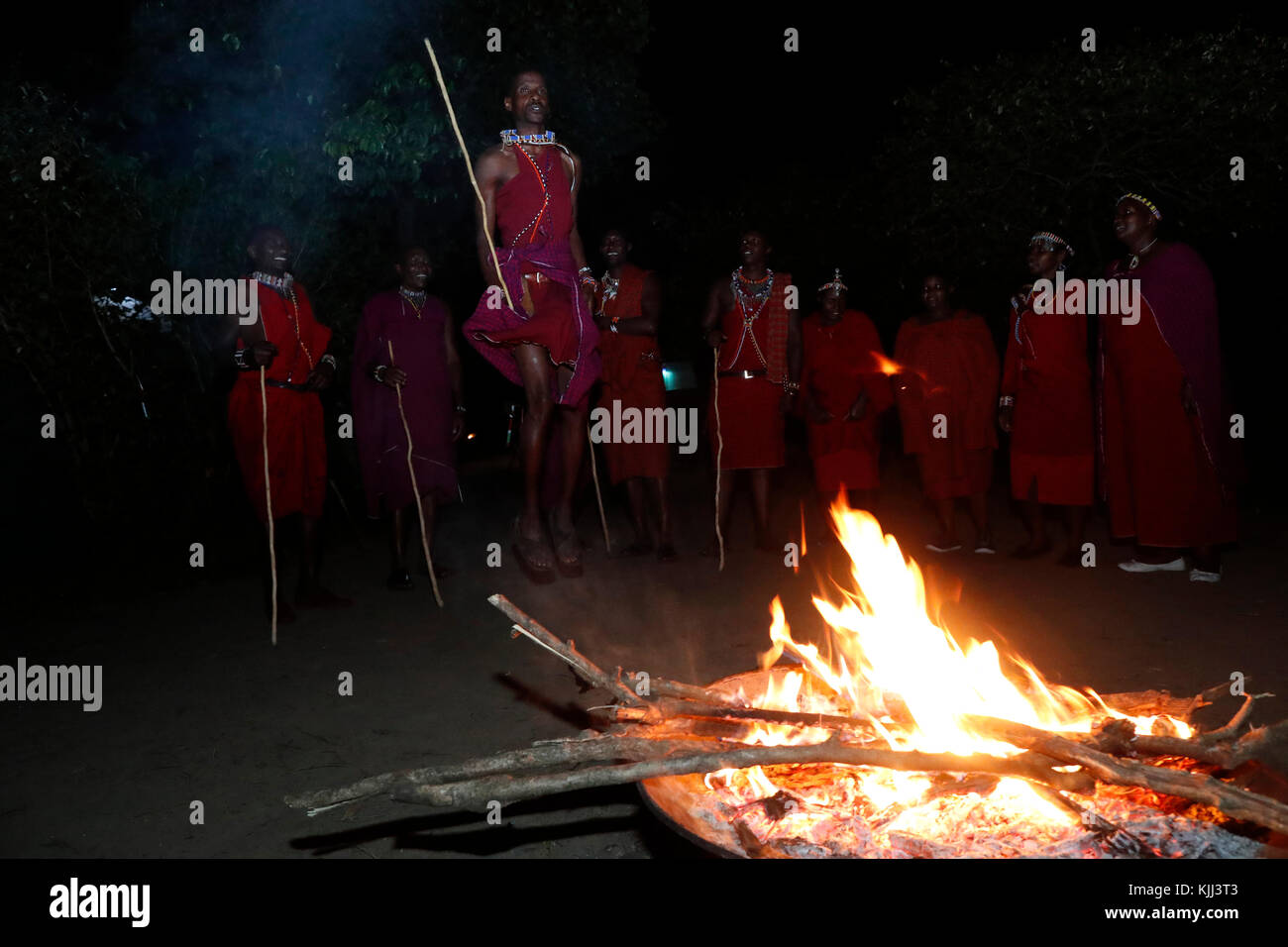 Masai persone ballo dal fuoco. Masai Mara Game Reserve. Kenya. Foto Stock